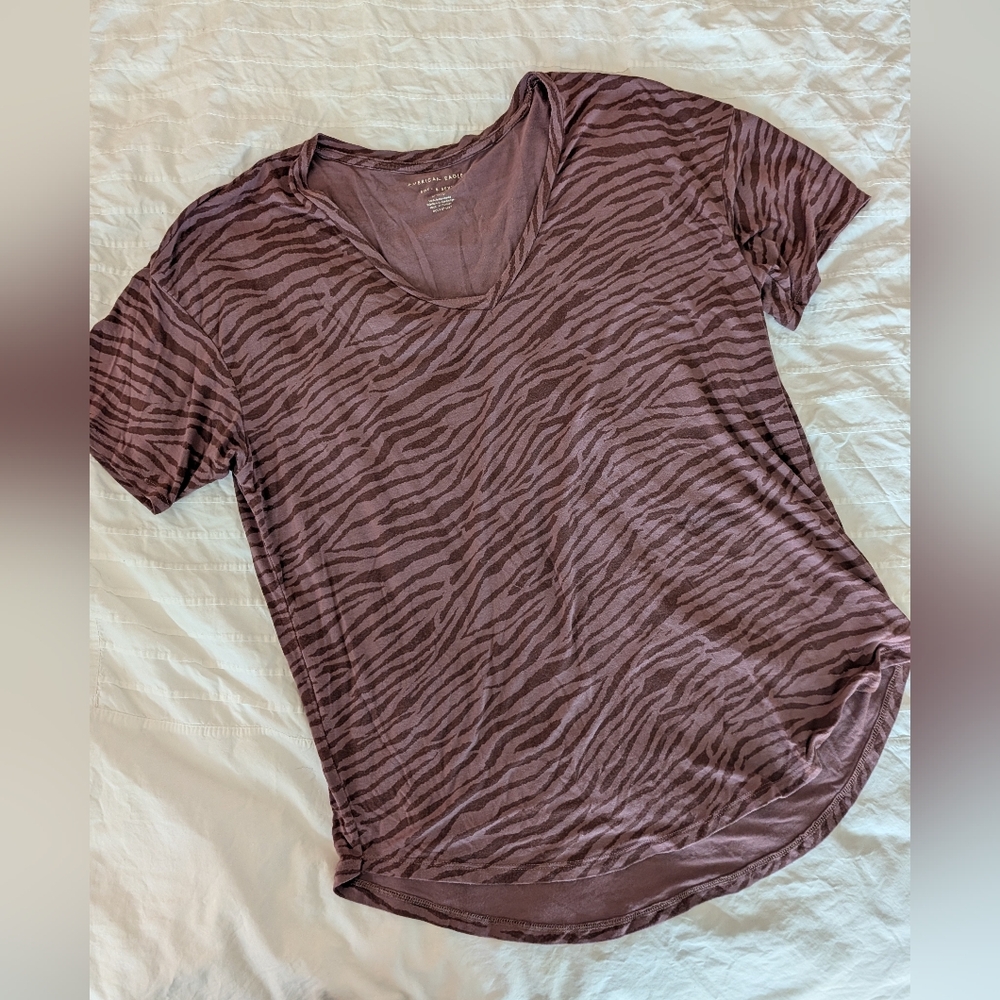 American Eagle Mauve Pink Purple Zebra V Neck Soft Short Sleeve Tee Shirt
